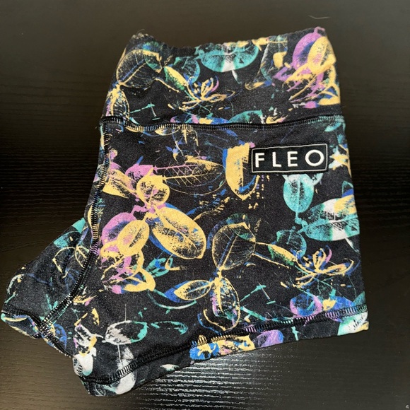 Fleo Shorts - floral design - size M - Picture 2 of 4